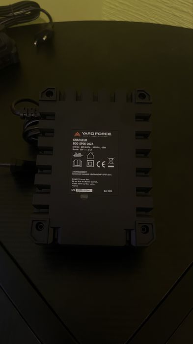 Продавам зарядни и батерии на YARD FORCE