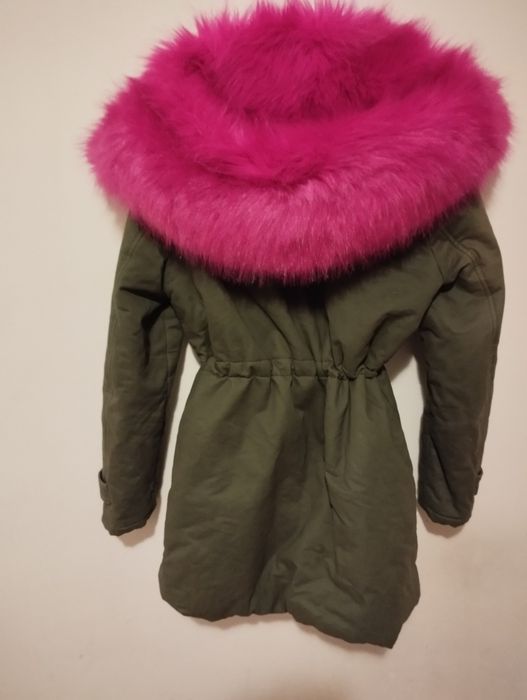 Тъмно зелено яке с розова качулка, и палтенце-цветно