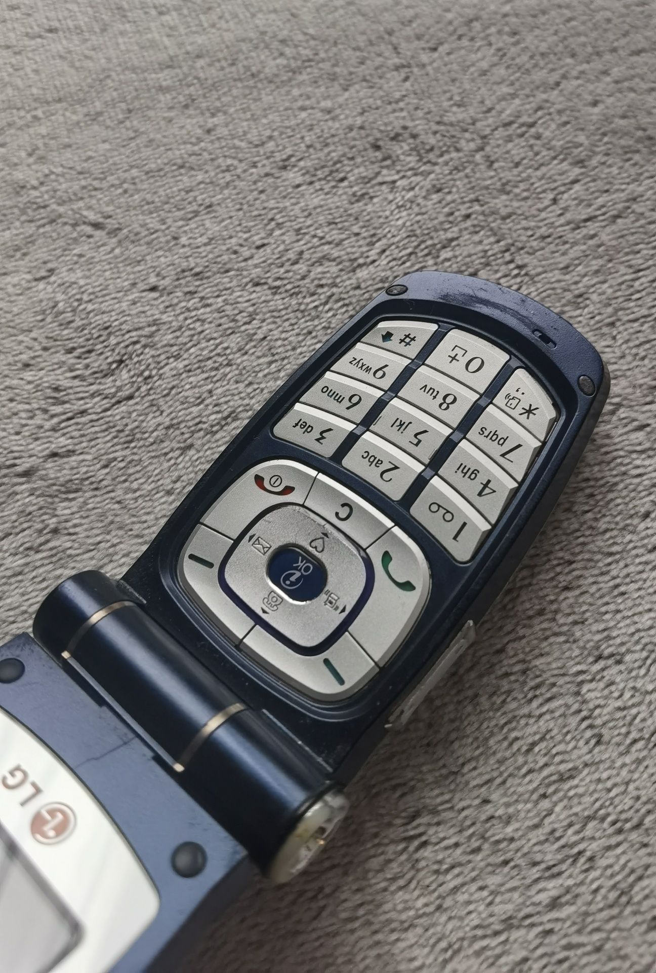 LG G7100 un telefon mai RAR