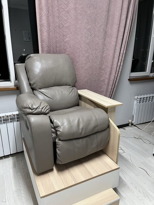 Шикарное кресло реклайнер с подиумом