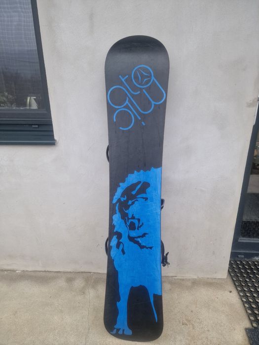 Vind placa snowboard Atomic 1,48 cm cu legaturi...in conditii excelent