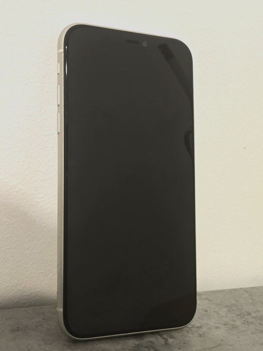 iPhone 11 64GB – Funcționează perfect, mic defect estetic