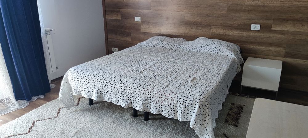 Fata de masa sau cuvertura lucrata manual