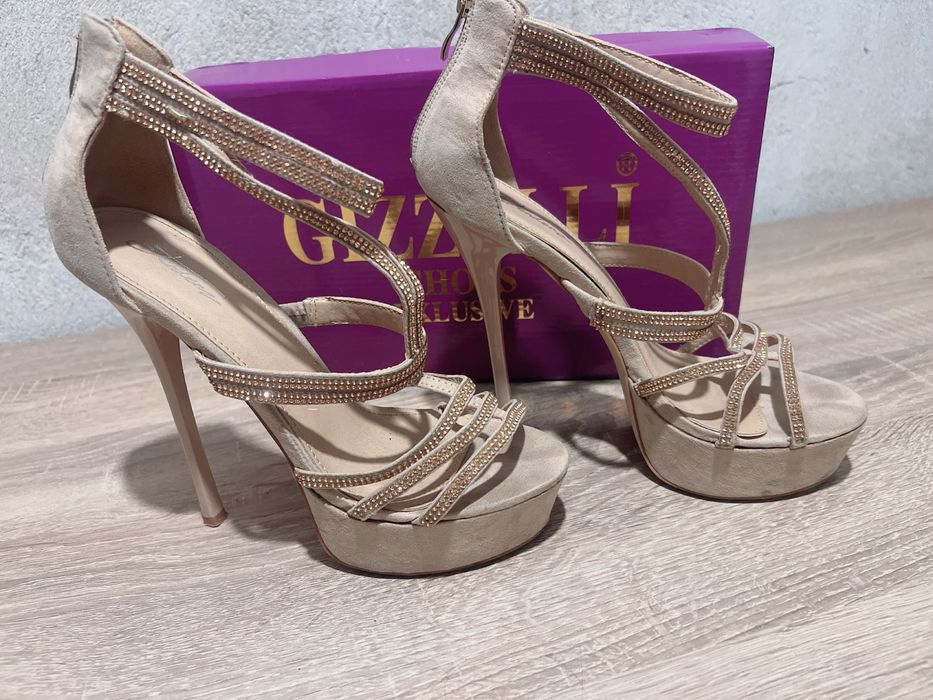 Елегантни дамски сандали