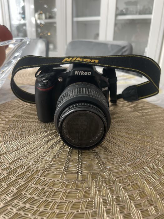 Nikon D5200 + obiectiv Nikon 18–55mm VR — stare foarte bună