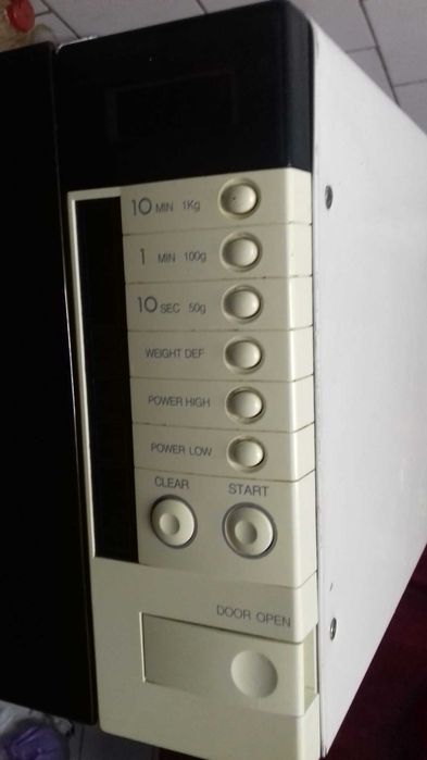 Cuptor cu microunde afisaj comanda electronica MARKER-1150W si unul LG