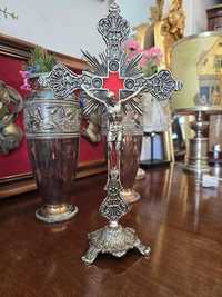 Crucifix vechi din metal decorat cu plus.