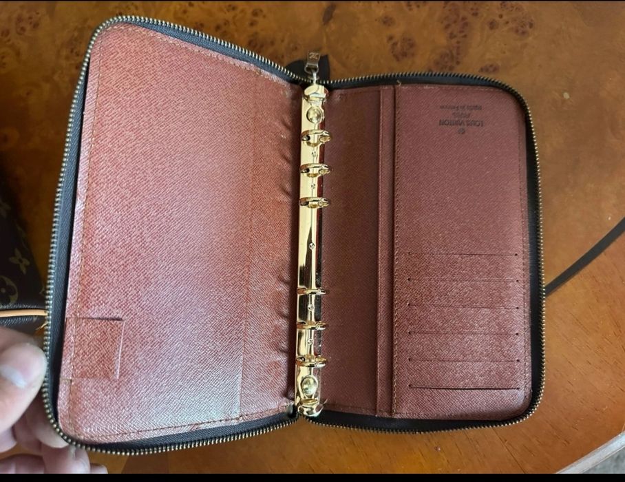 Louis vuitton este in stare foarte buna