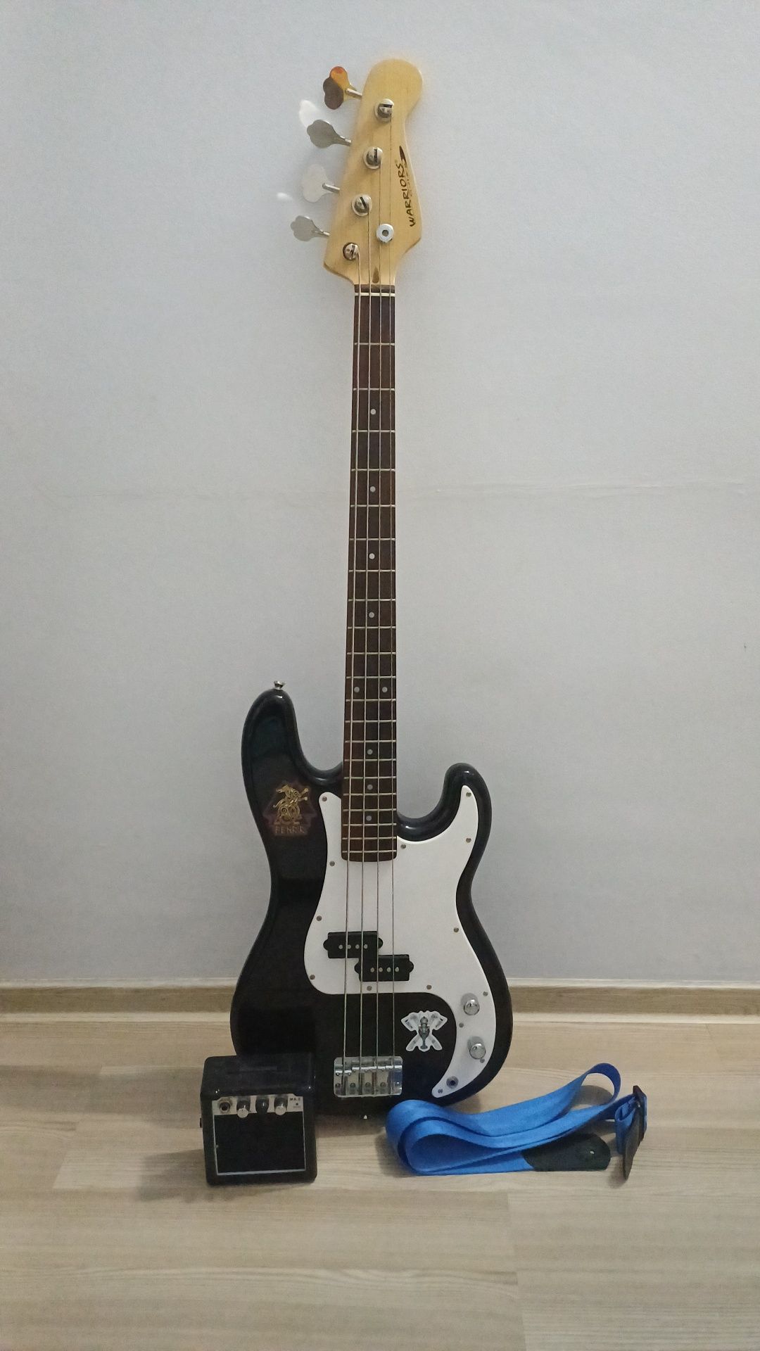 Vand bass warriors + strap si mini amp ambele in stare perfectă