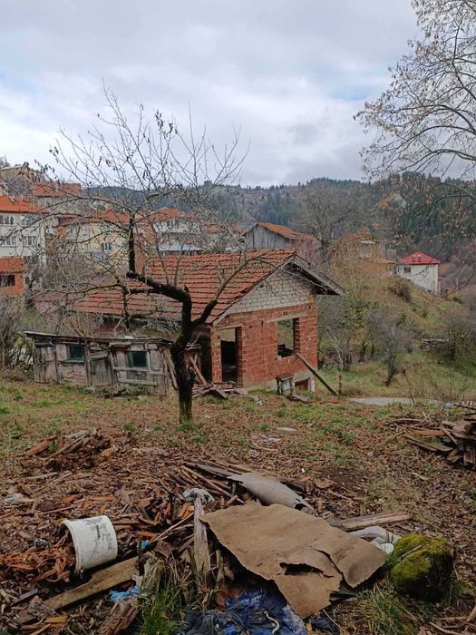 Продавам 3-ри етажна къща с. Момчиловци, на тухла и плочи.