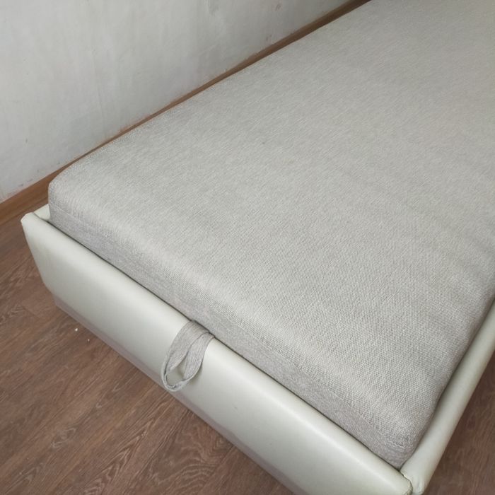 Кровать односпальная с подъемным механизмом светлая