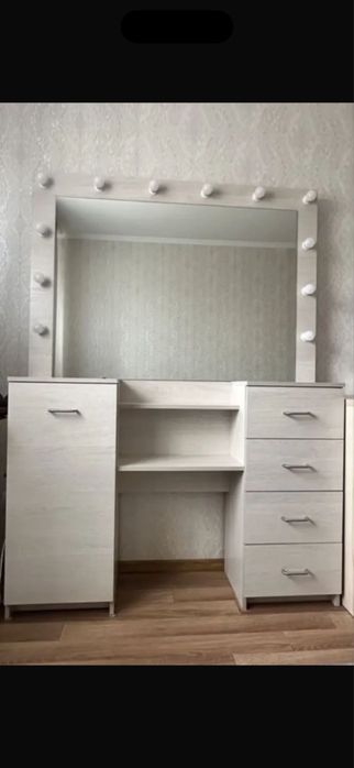 СРОЧНО продам косметический столик