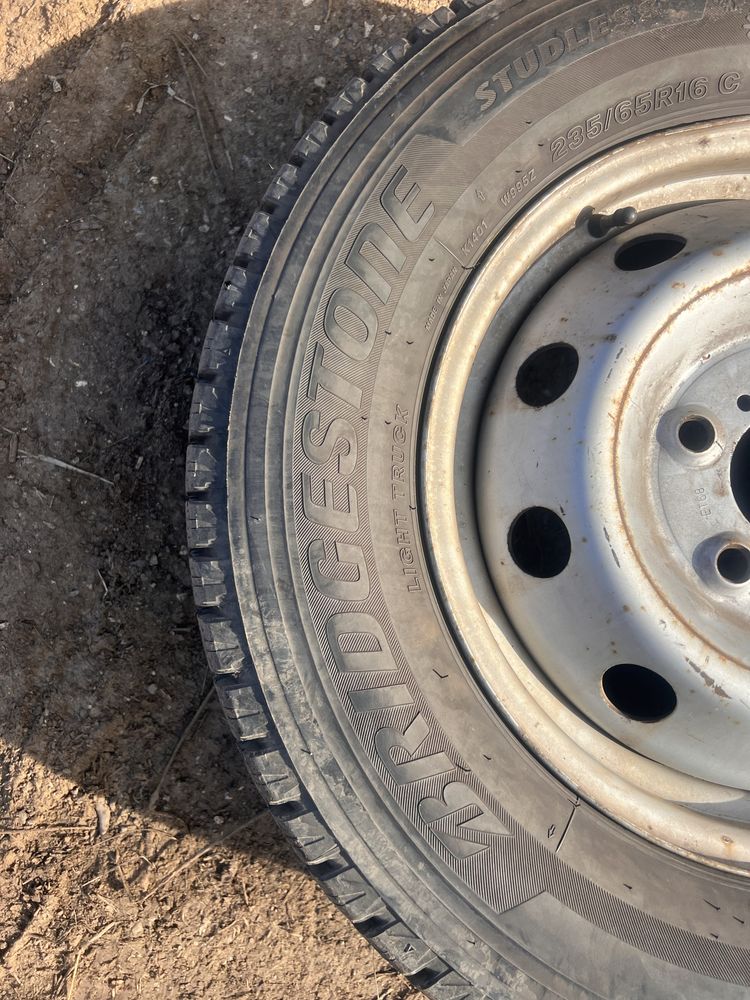 Гума 235/65/16 ц за бус Bridgestone blizzak w995