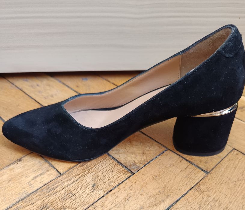 Официални дамски обувки.