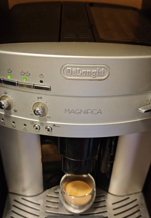Vând aparat de cafea Delonghi Magnifica
