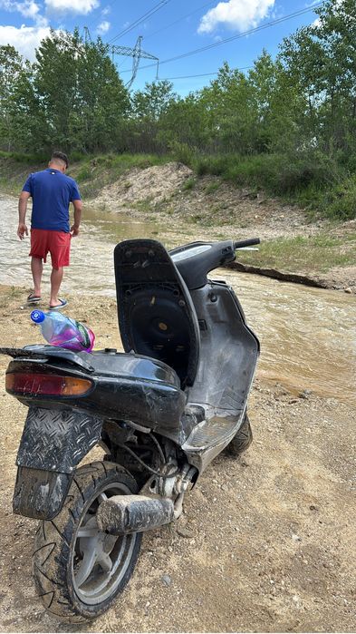 Vand scuter Aprilia de 49cc