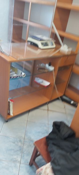 Vând 2 vitrine frigorifice, cantar electronic 3 rafturi de lemn .