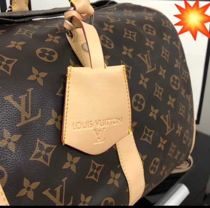 Geanta  voiaj Louis Vuitton  model unisex curea reglabila, saculet