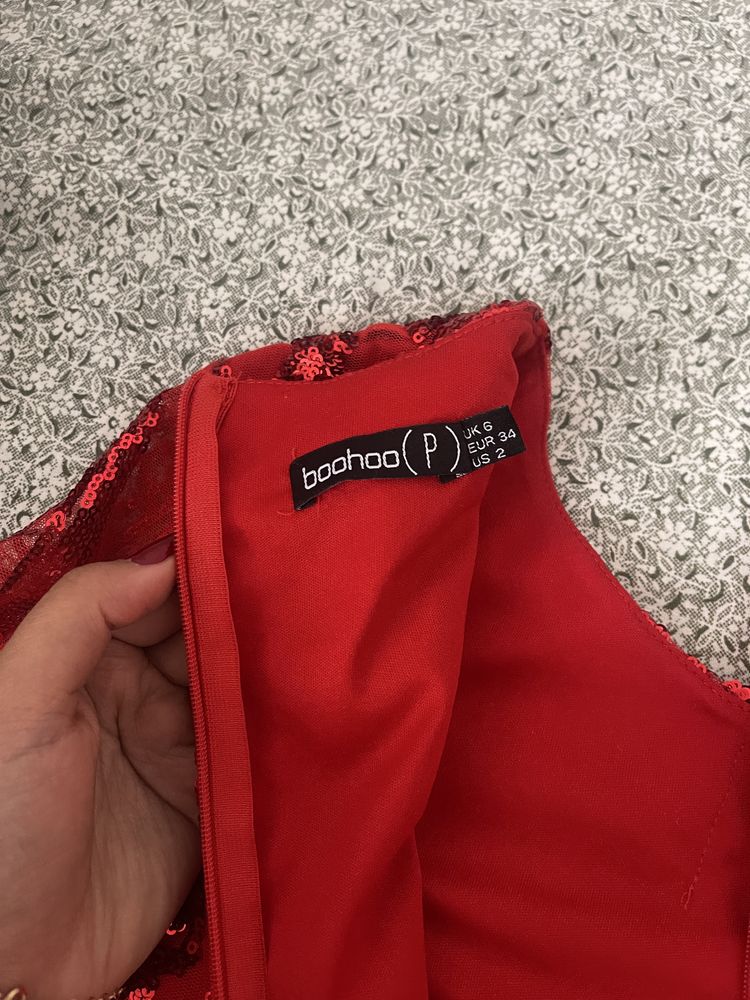 Червена рокля на Boohoo