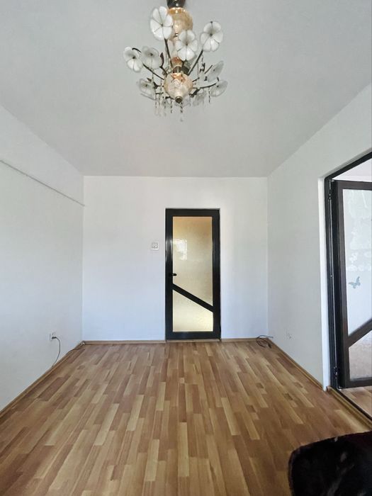 Apartament cu 3 camere de vânzare