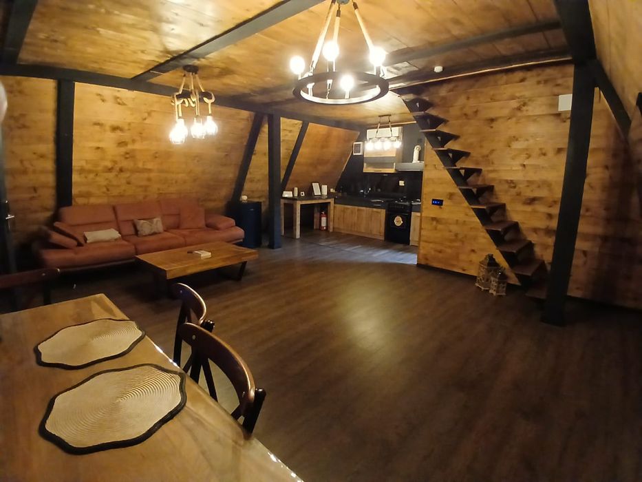 Închiriaz integral Cabană tip-A frame ciubăr/jacuzzi