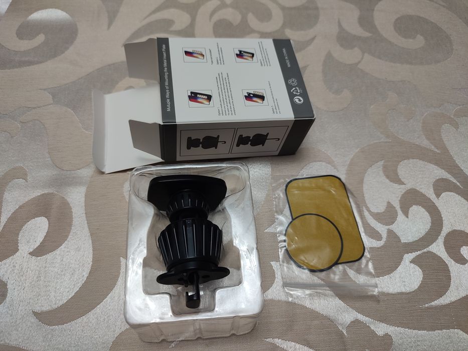 Магнитна стойка за телефон за автомобил.