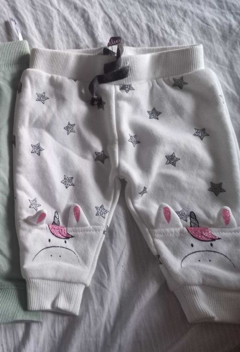 Дрехи нови за бебе и спален комплект и завивка