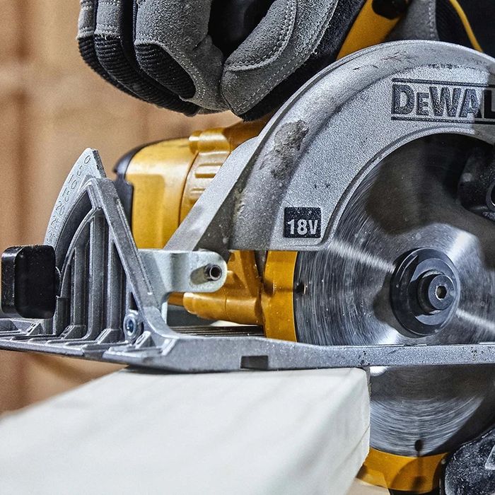 Акумулаторен Циркуляр DeWALT DCS391 18V XR с батерия 5Ah И Зарядно