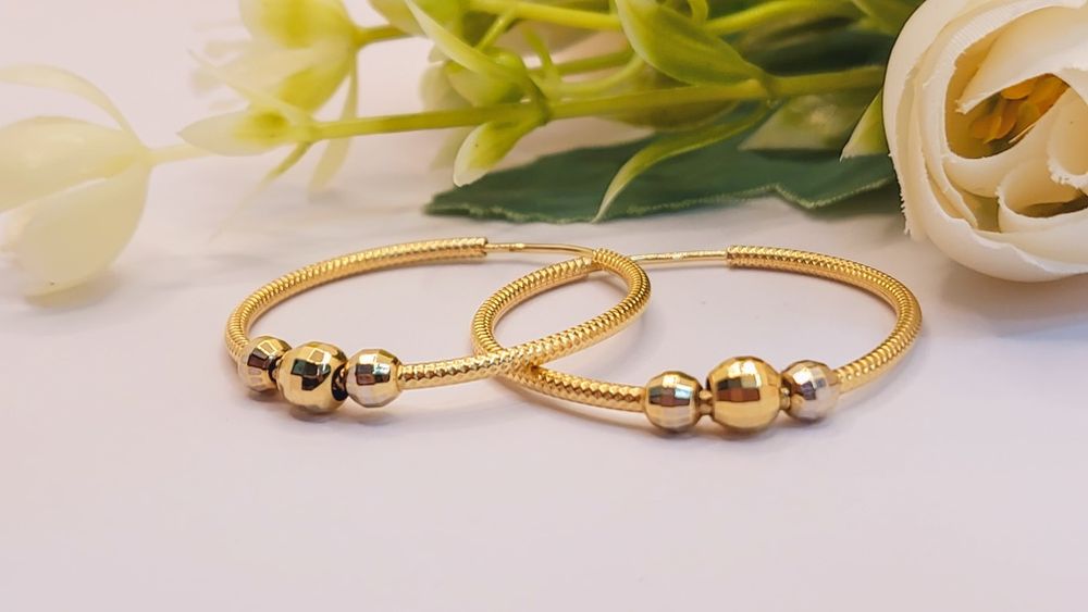 Cercei rotunzi din aur de 14K cu trei biluțe – gramaj 3,79 gr