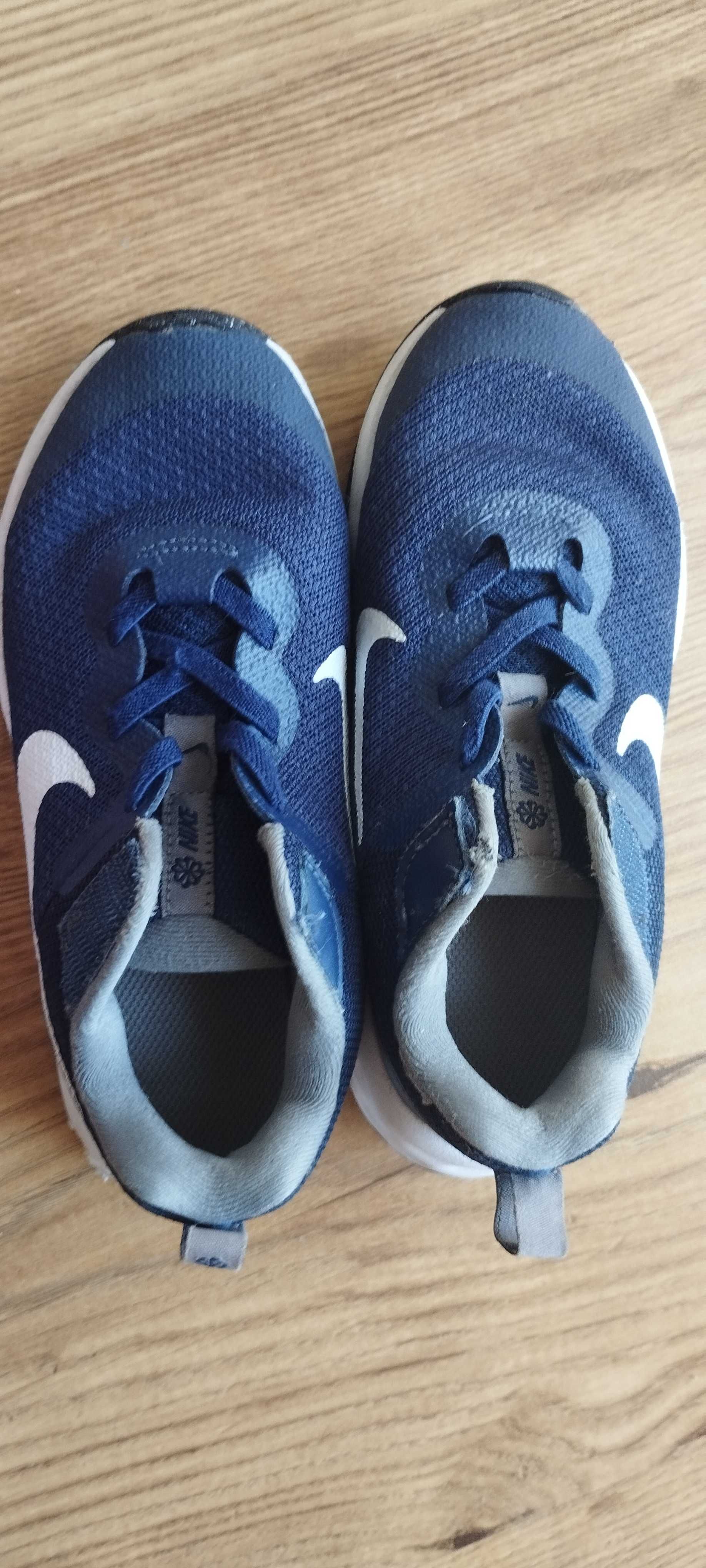 ЛОТ 2 броя детски маратонки Nike 31номер