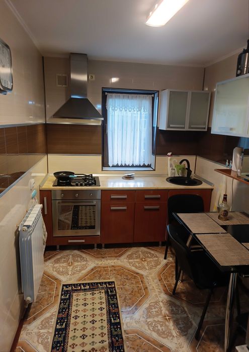Închiriez apartament 3 camere decomandate etaj 2 zona HCC
