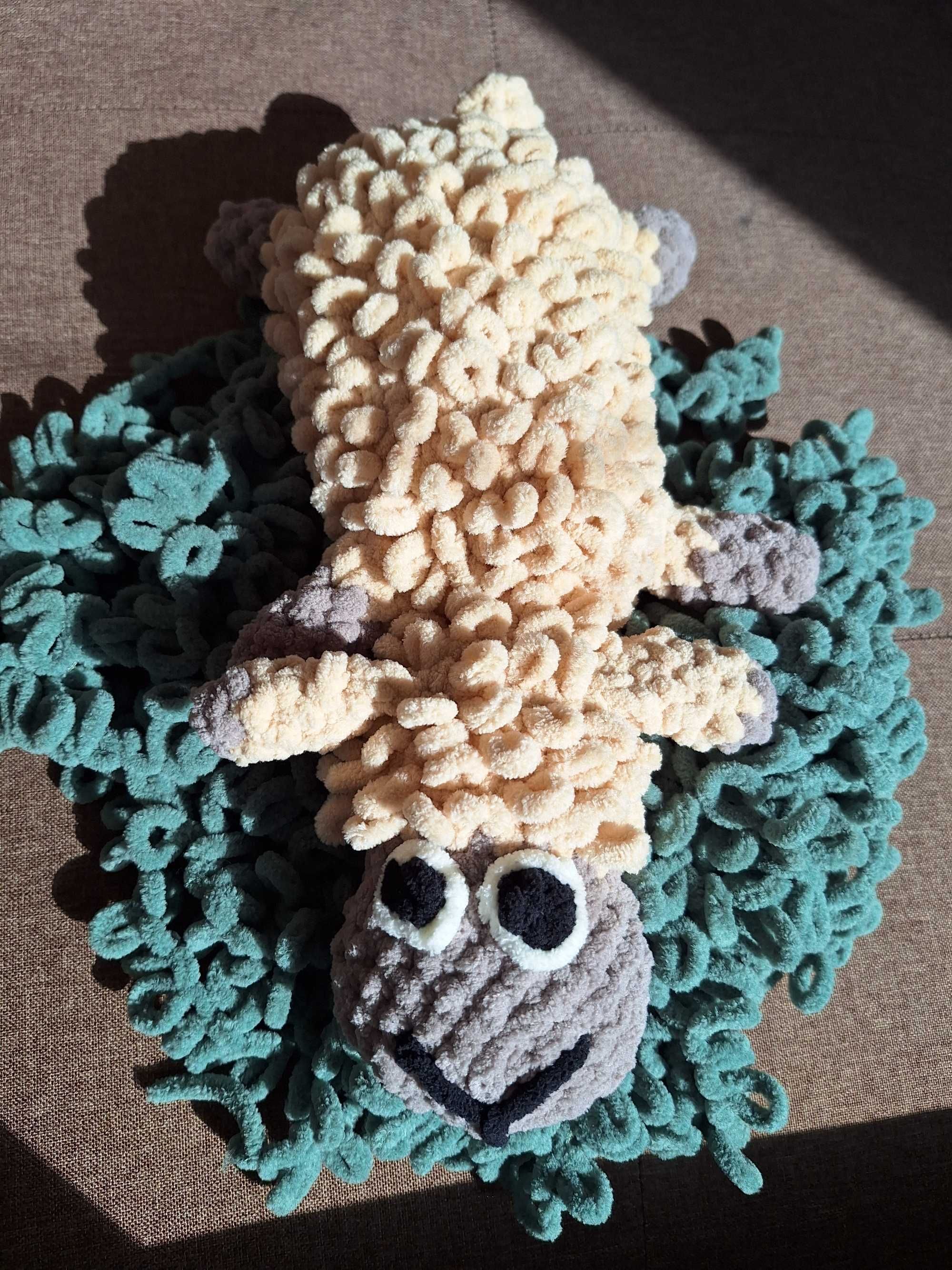 Ръчно плетена играчка овца