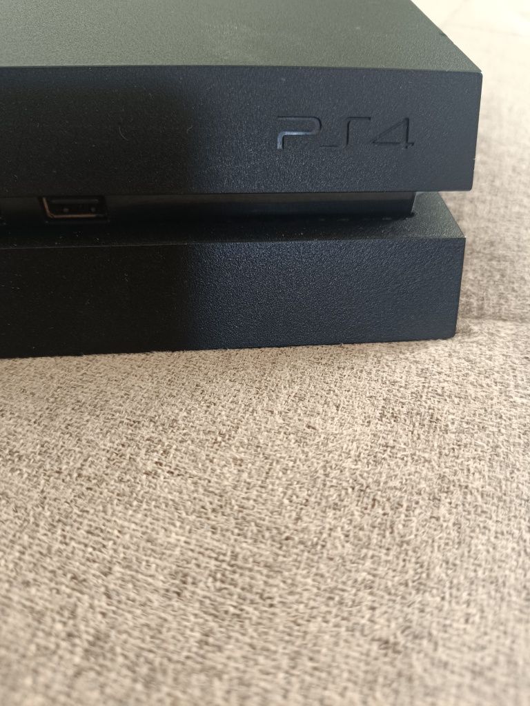 Продавам PS4 SONY