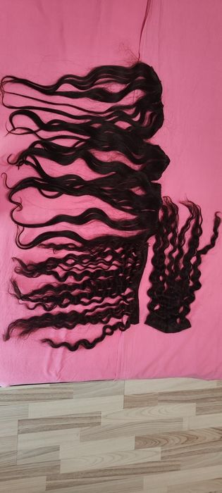 Естествена коса. 2 бр. Къдрава и 3 бр. Права. Носена 1 месец.