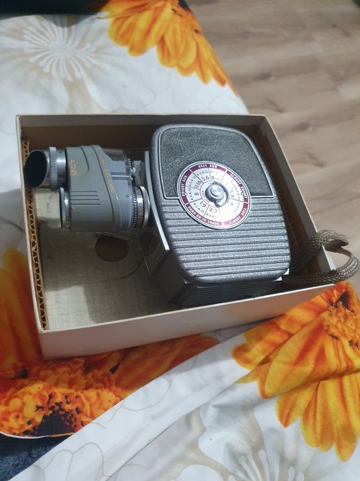 Aparat foto vechi Nikon și  keystone