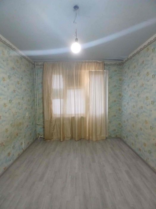 Uy sotiladi 3 xona 3 etaj 5 etajli ,sakson magazin yonidagi dom