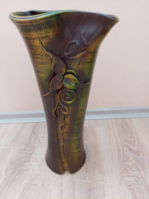Декоративна керамична ваза . Висока 42 см .