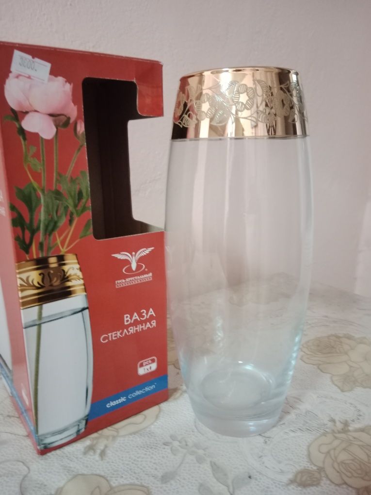 Продам стеклянную вазу