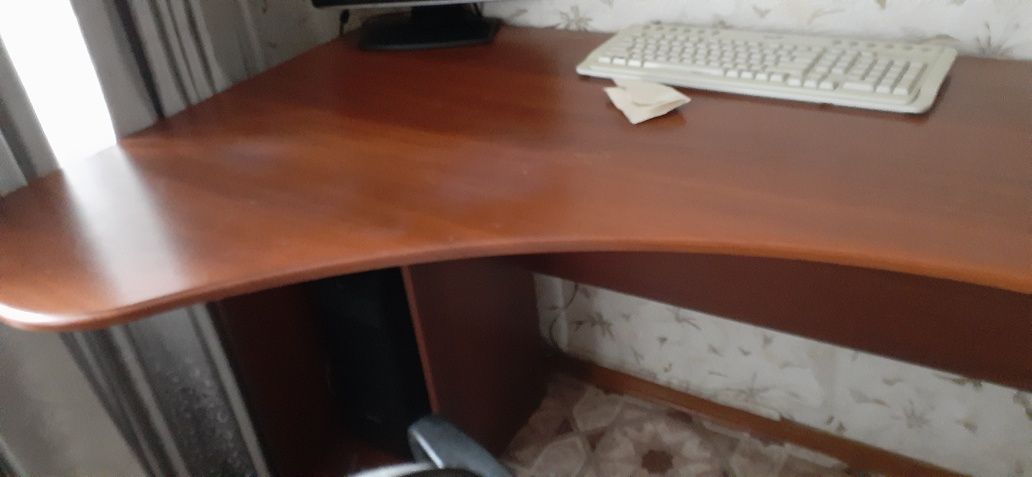 Продам  стол для компьютера. Цвет коричневый.Цена 15000 т.В хорошем со