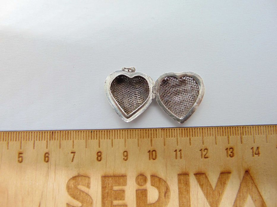 Pandantiv inima care se deschide din argint cu email