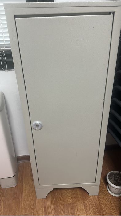 Железный сейф бежевого цвета. В наличие 3 штуки