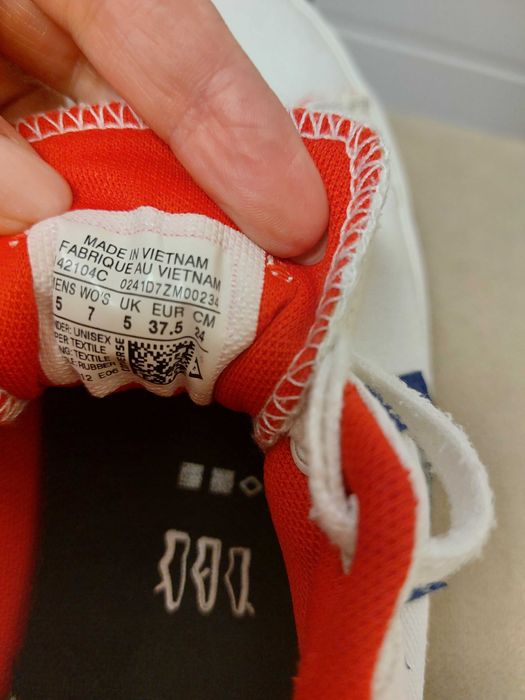 Conversi albi cu rosu