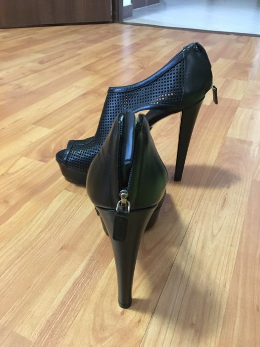 Sandale , botine 37 originale Gucci Black Perforated Leather Kim Platf