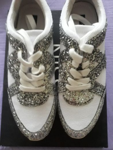 Pantofi noi,albi cu inserții argintii din piele