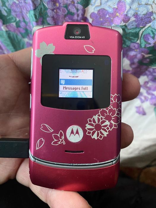 Motorola RAZR V3 Pink + incarcator original ( decodat)