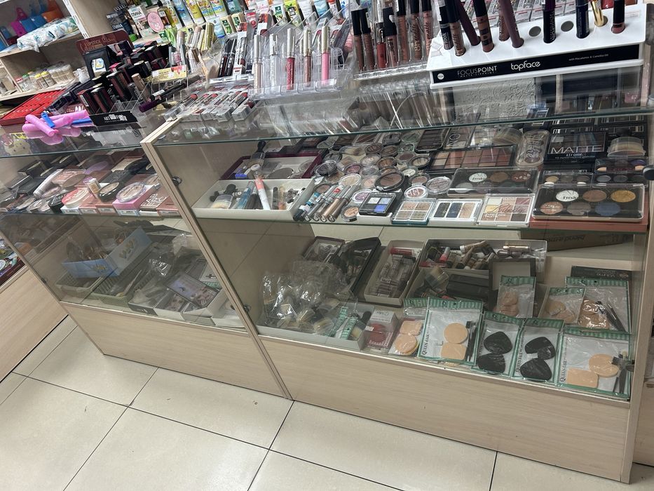 витрины для хозяйственного или магазина косметики. 4 стеклянные