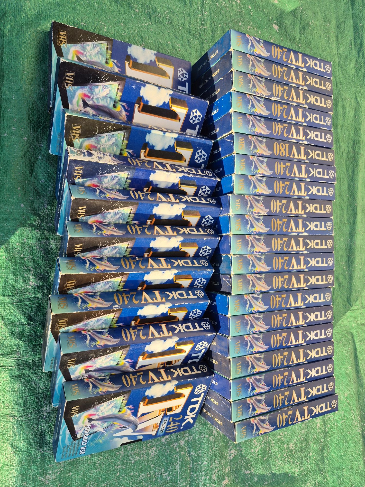 Vând o colecție de 65 casete video VHS originale TDK de 240 de minute