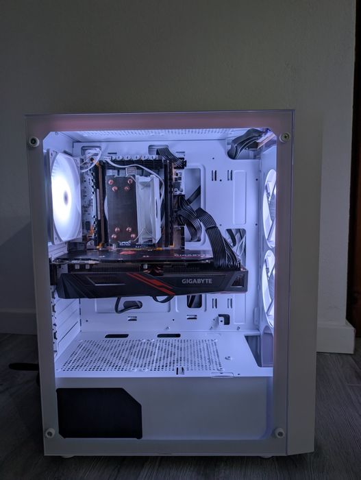 Sistem gaming Intel Xeon E5 2680 v4 14 core 32gb ddr4 RX Vega 56 8gb 5