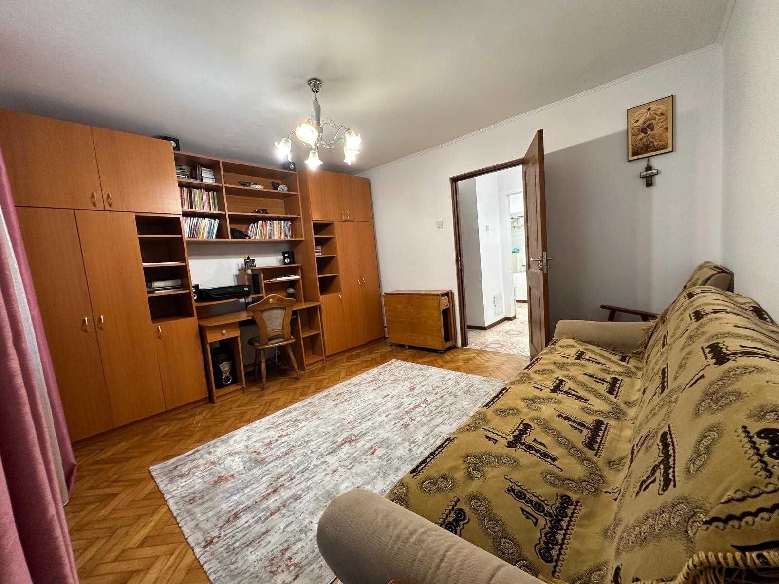 Vând apartament 3 camere complet mobilat, Vaslui zona centrala