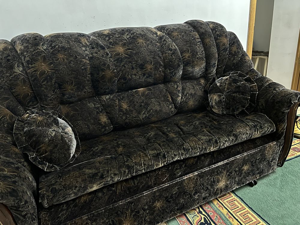 Продам диван с двумя креслами